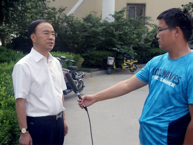 山東天意機(jī)械董事長(zhǎng)劉洪彬作為基層共產(chǎn)黨員，今天接受了當(dāng)?shù)赜浾叩牟稍L